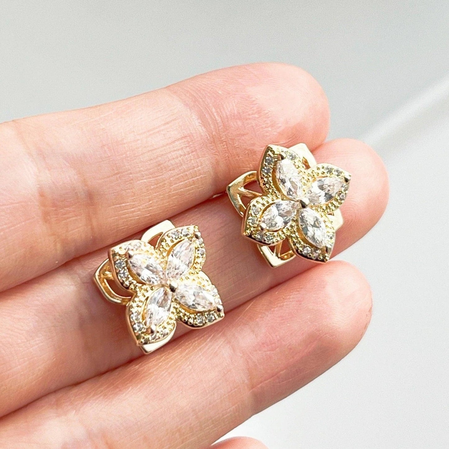Arete Flor Giratoria | Elegancia en Movimiento para un Estilo Único