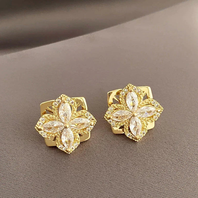 Arete Flor Giratoria | Elegancia en Movimiento para un Estilo Único