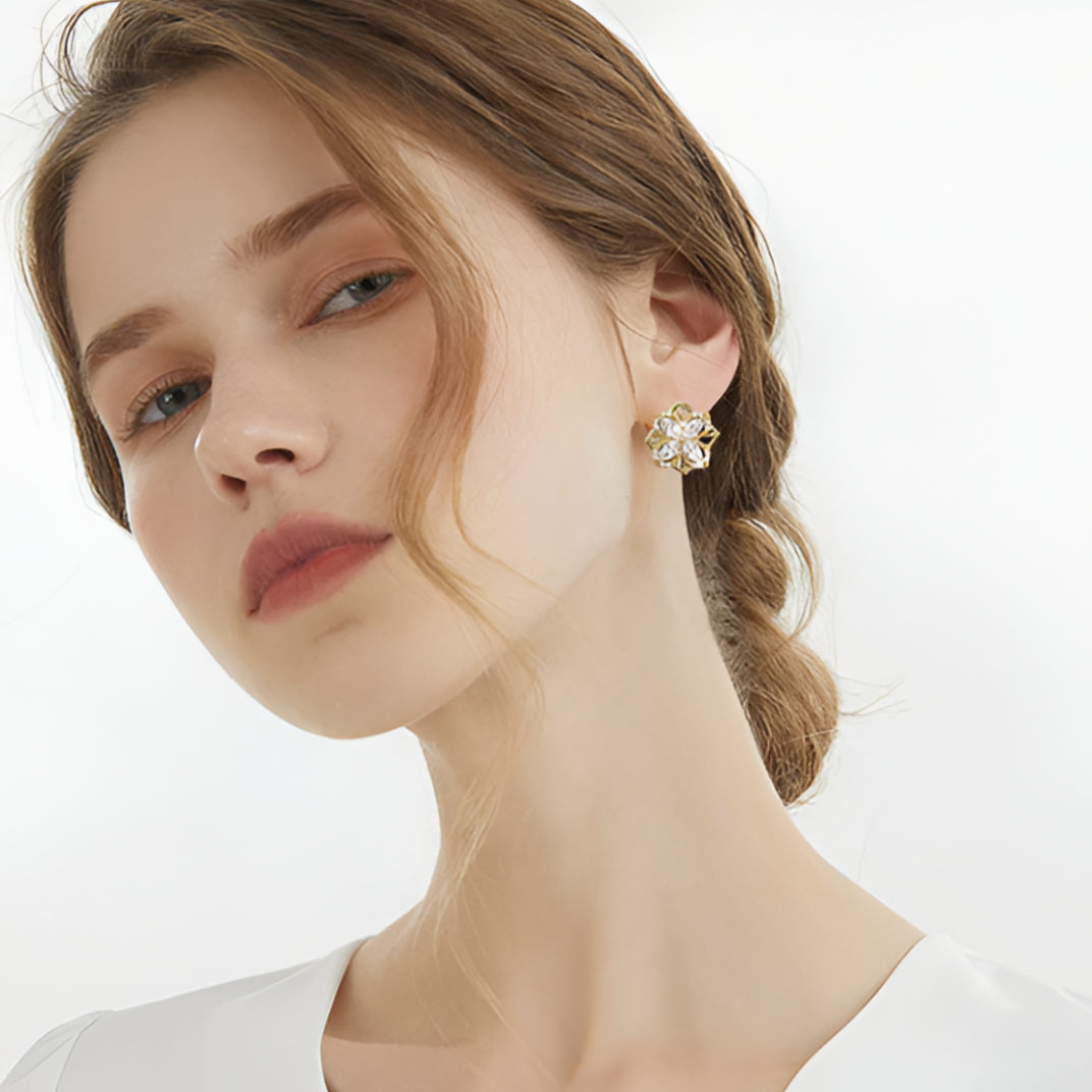 Arete Flor Giratoria | Elegancia en Movimiento para un Estilo Único